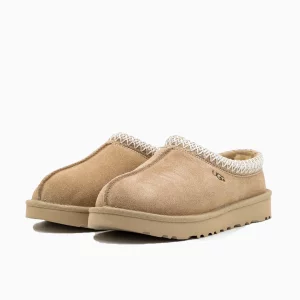 UGG Tasman Jordan

UGG mustard suede slippers

UGG indoor outdoor shoes

UGG platform slippers