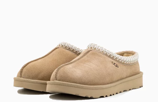 UGG Tasman Jordan

UGG mustard suede slippers

UGG indoor outdoor shoes

UGG platform slippers