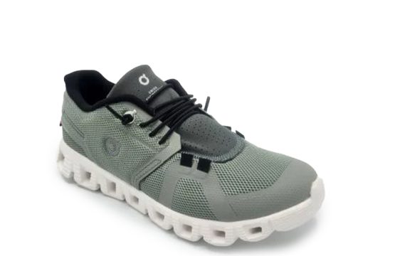 On Cloud 5 Midnight Chambray Jordan

On Running Cloud 5 Blue sneakers

On Running CloudTec travel shoes

On Running sustainable sneakers